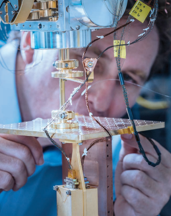 Inspection of fiber-optic connections in a cryogenic system.